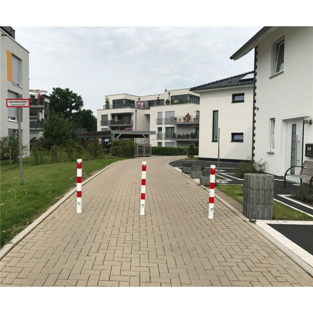 Barrier posts | Steel tube 70 x 70 mm | removable, with triangular locking mechanism | hot-dip galvanized | with 2 eyelets